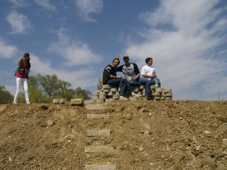 Sonntag, 25.04.2010 - Mittagspause ... ein paar Unerschrockene haben sich auf eingefunden um den Bau der Bahn voranzutreiben
