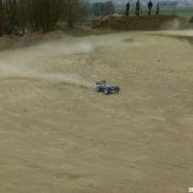 Welches Modell war das doch gleich ...? Jedenfalls zieht der Buggy schöne Staubwolken hinter sich her!
